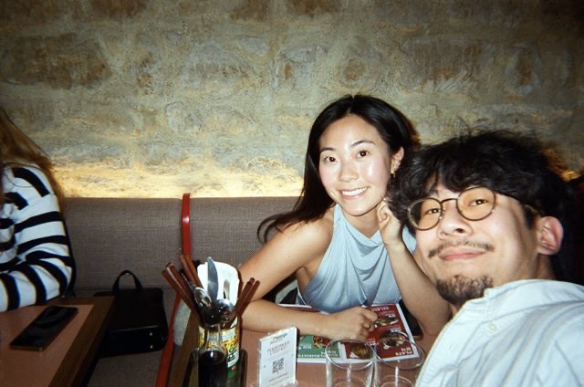 Couple à table dans l'ambiance K-pop du restaurant Hallyu Kitchen