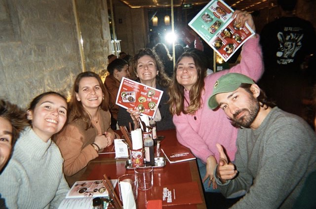 Groupe d'amis avec menus au restaurant coréen Hallyu Kitchen Paris 9