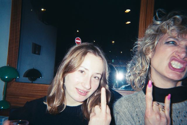 Deux amies fun au restaurant coréen Hallyu, ambiance K-pop