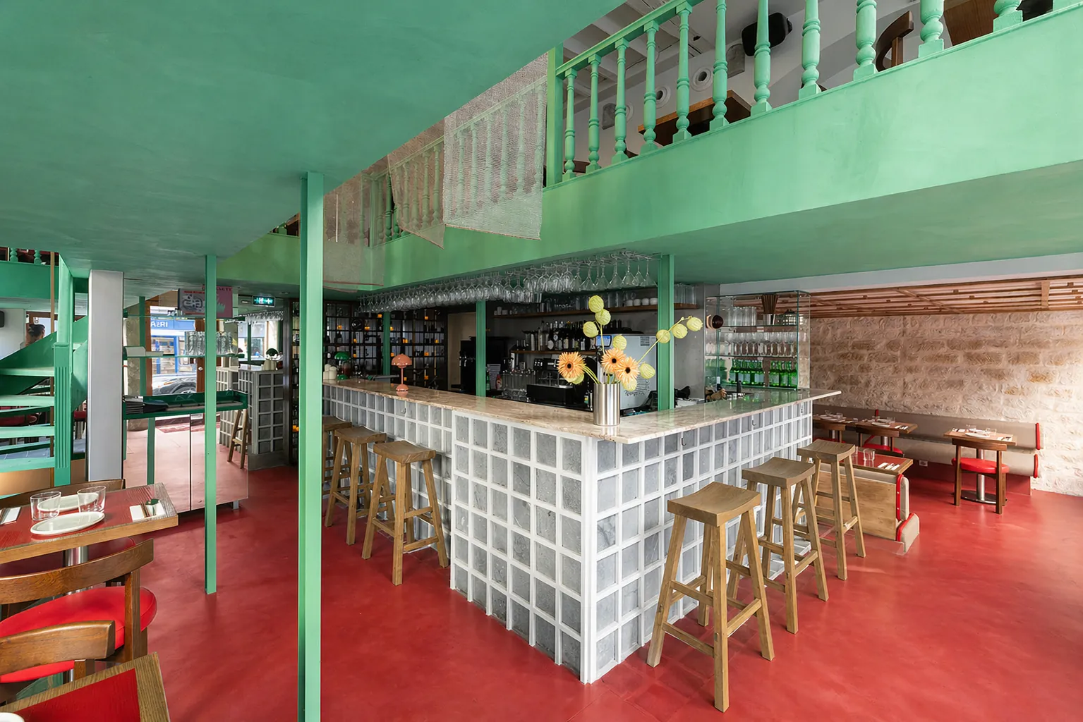 Le bar et la mezzanine vert menthe de Hallyu Kitchen, Paris 9